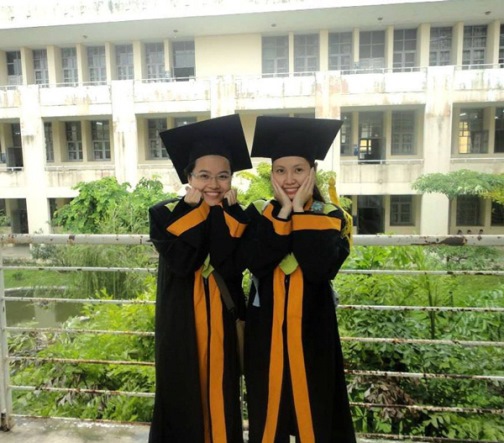 Phan Thanh Ngọc (phải) trong ngày tốt nghiệp tại Học viện Nông nghiệp Việt Nam.